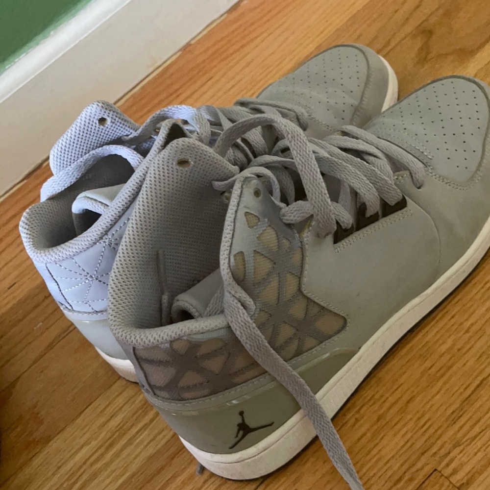 Jordan cute, gray sneaker